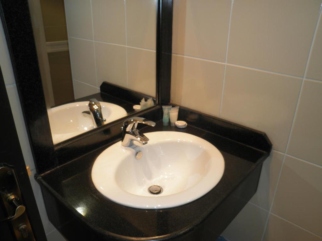 Marina Royal Hotel Suites Kuwait City Habitación foto